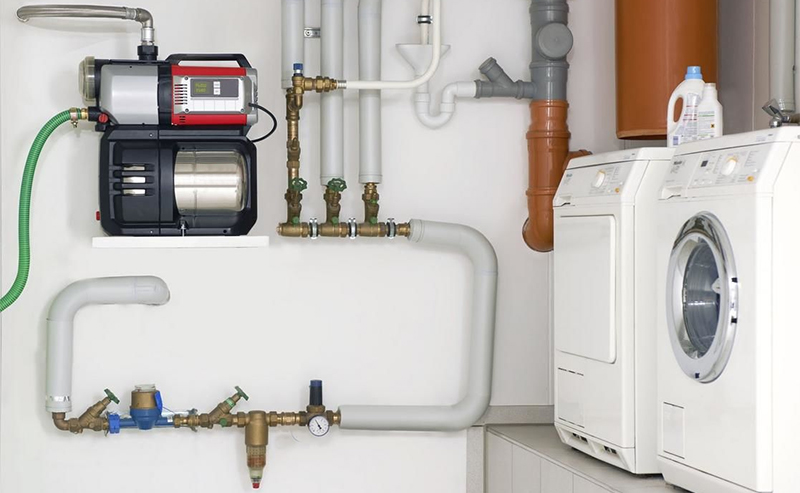 Das Funktionsprinzip und die Gerätepumpstation für ein Privathaus
