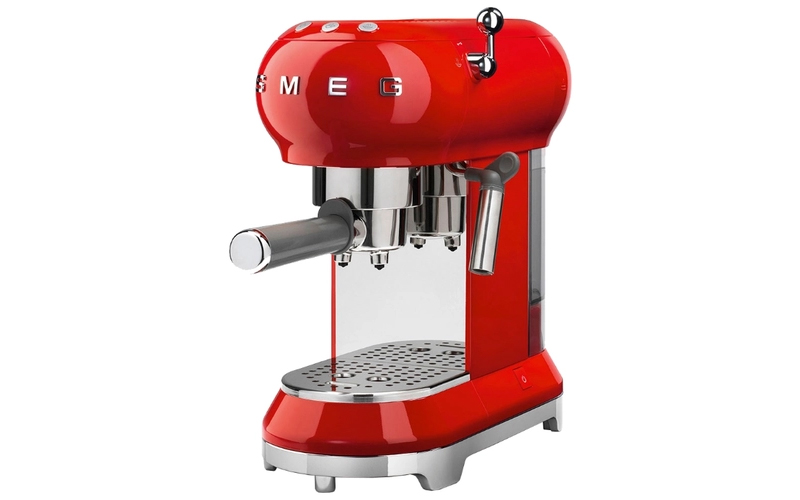 Smeg ECF01 - универсалната кафемашина в ретро стил